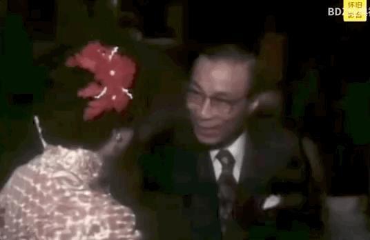 炮轰《好声音》、巨星丈夫死后四年生女，歌后甄妮的离奇人生