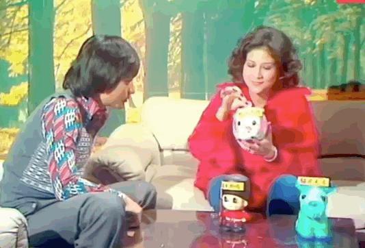 炮轰《好声音》、巨星丈夫死后四年生女，歌后甄妮的离奇人生