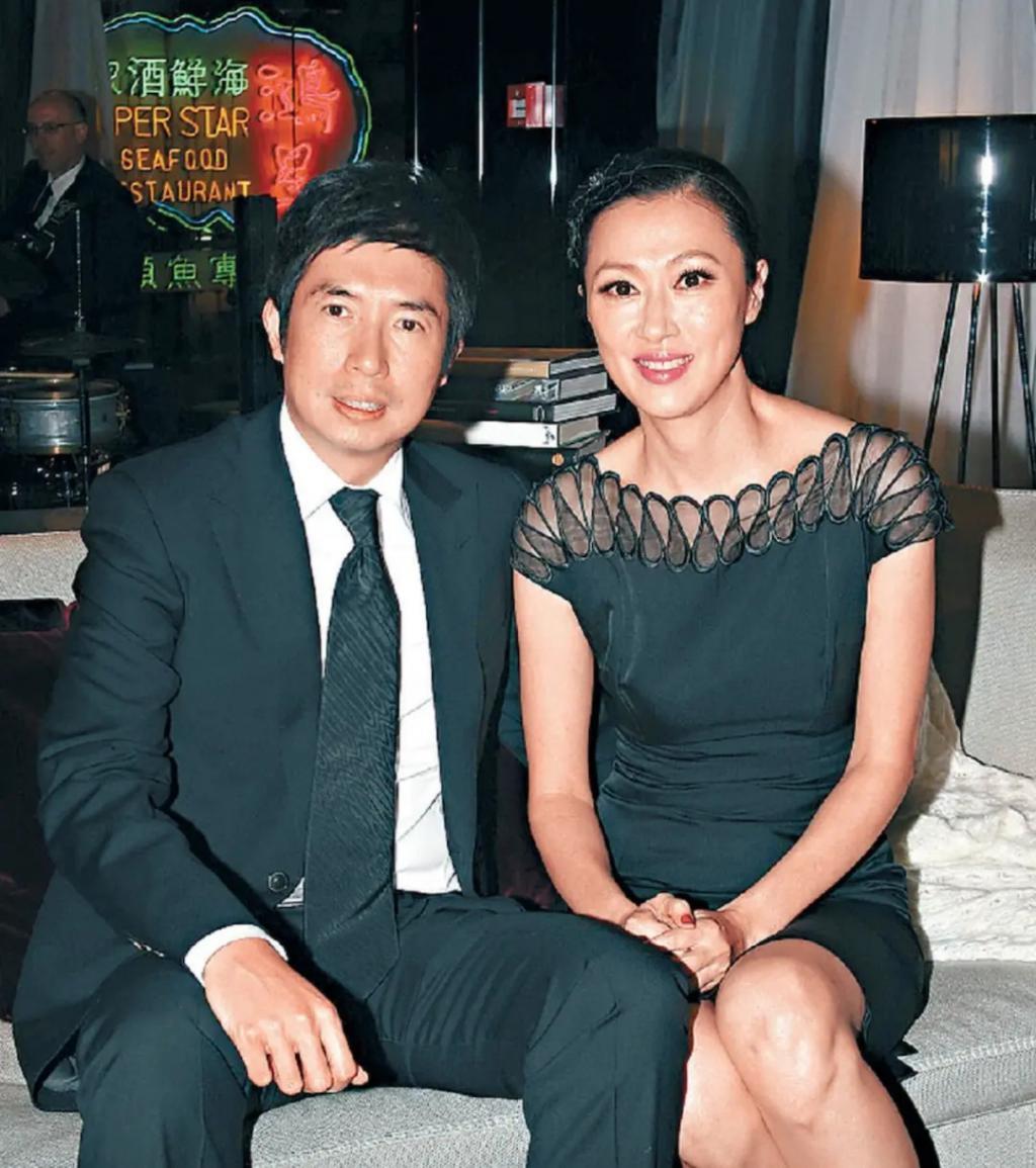 炮轰《好声音》、巨星丈夫死后四年生女，歌后甄妮的离奇人生