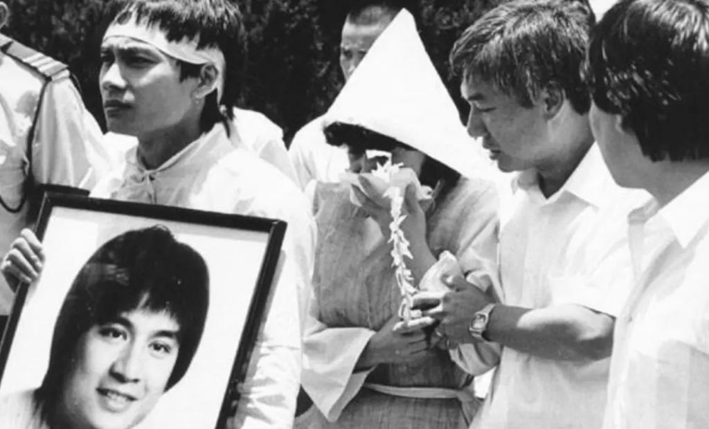 炮轰《好声音》、巨星丈夫死后四年生女，歌后甄妮的离奇人生