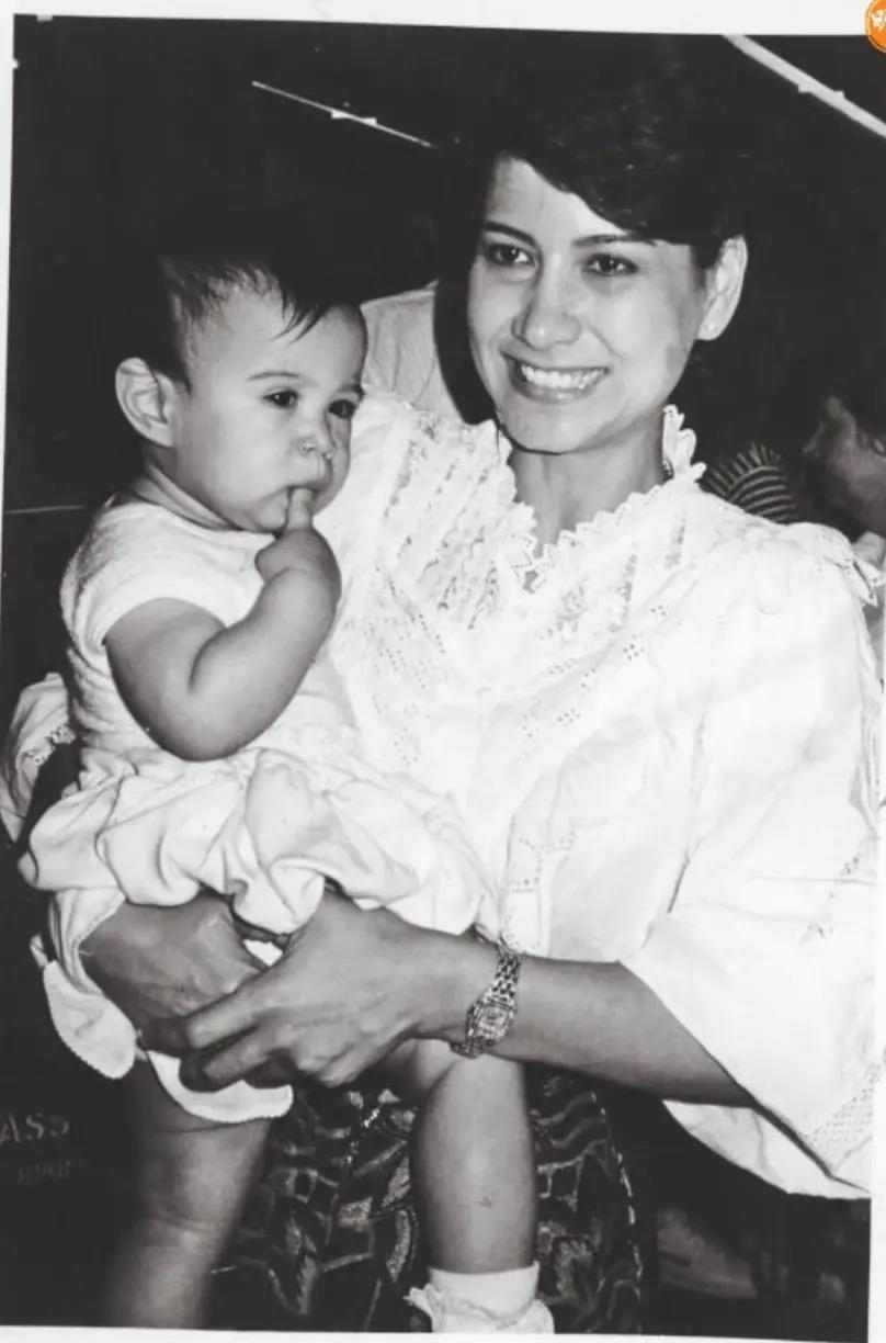 炮轰《好声音》、巨星丈夫死后四年生女，歌后甄妮的离奇人生