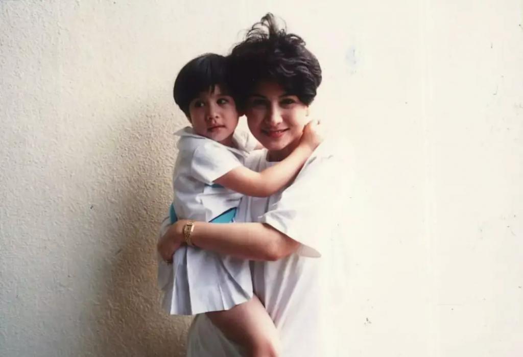 炮轰《好声音》、巨星丈夫死后四年生女，歌后甄妮的离奇人生