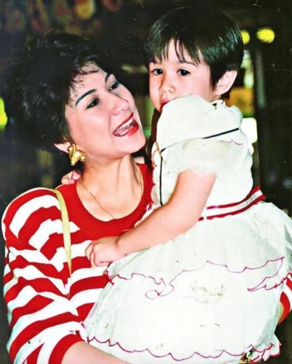 炮轰《好声音》、巨星丈夫死后四年生女，歌后甄妮的离奇人生