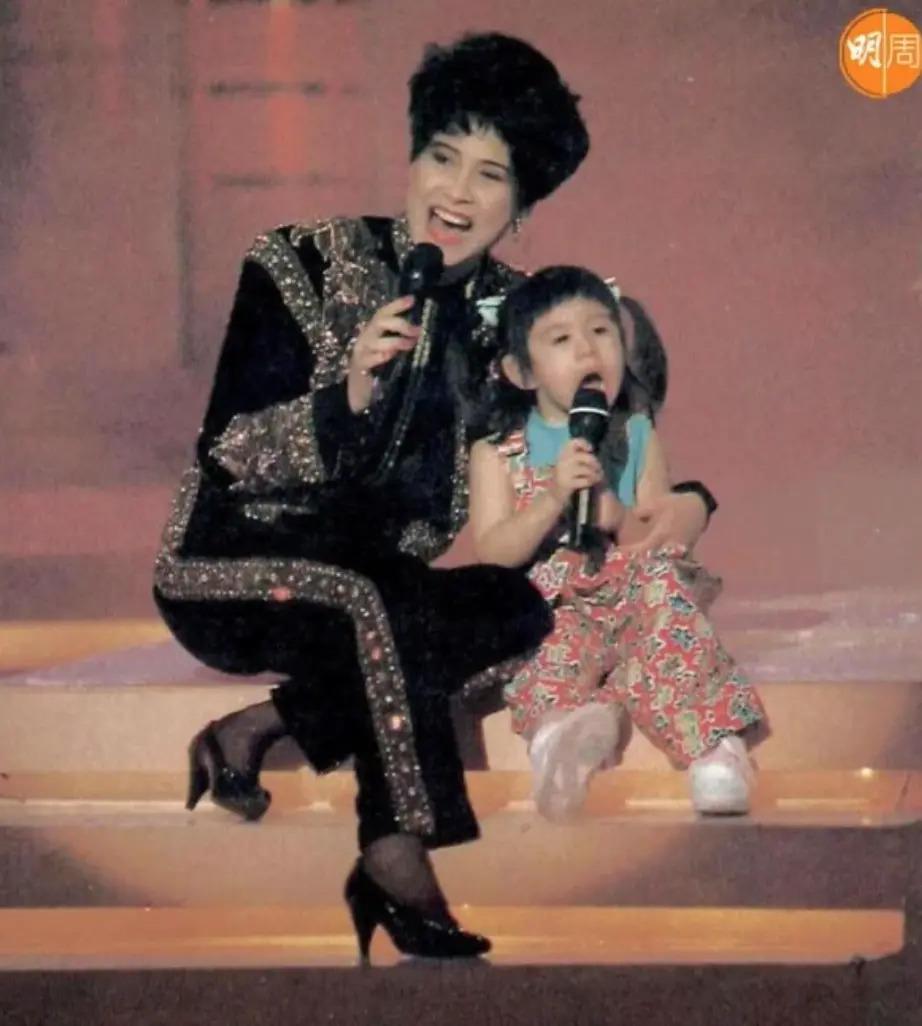 炮轰《好声音》、巨星丈夫死后四年生女，歌后甄妮的离奇人生