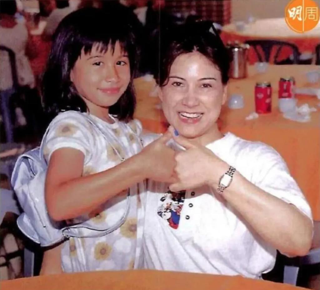 炮轰《好声音》、巨星丈夫死后四年生女，歌后甄妮的离奇人生