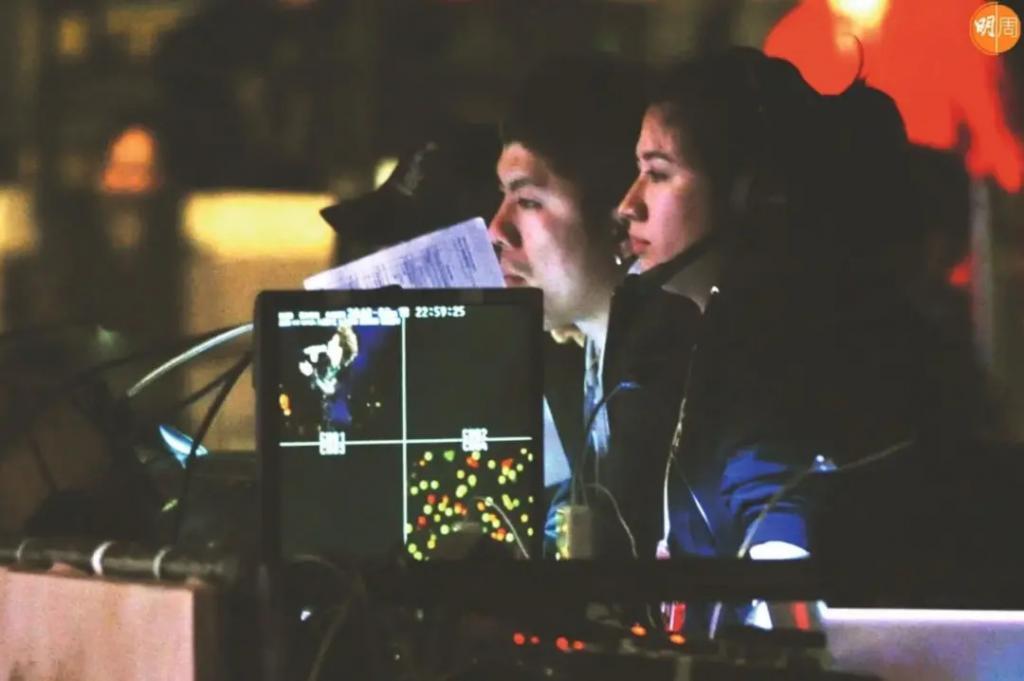 炮轰《好声音》、巨星丈夫死后四年生女，歌后甄妮的离奇人生