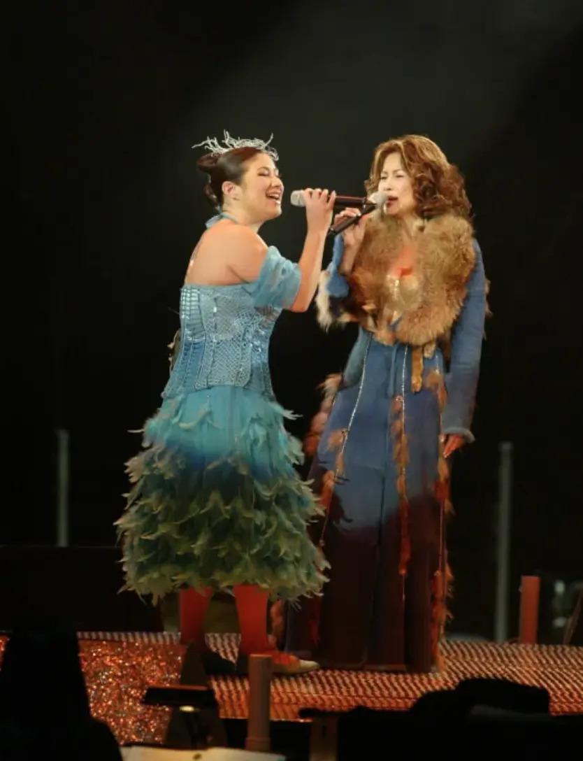 炮轰《好声音》、巨星丈夫死后四年生女，歌后甄妮的离奇人生