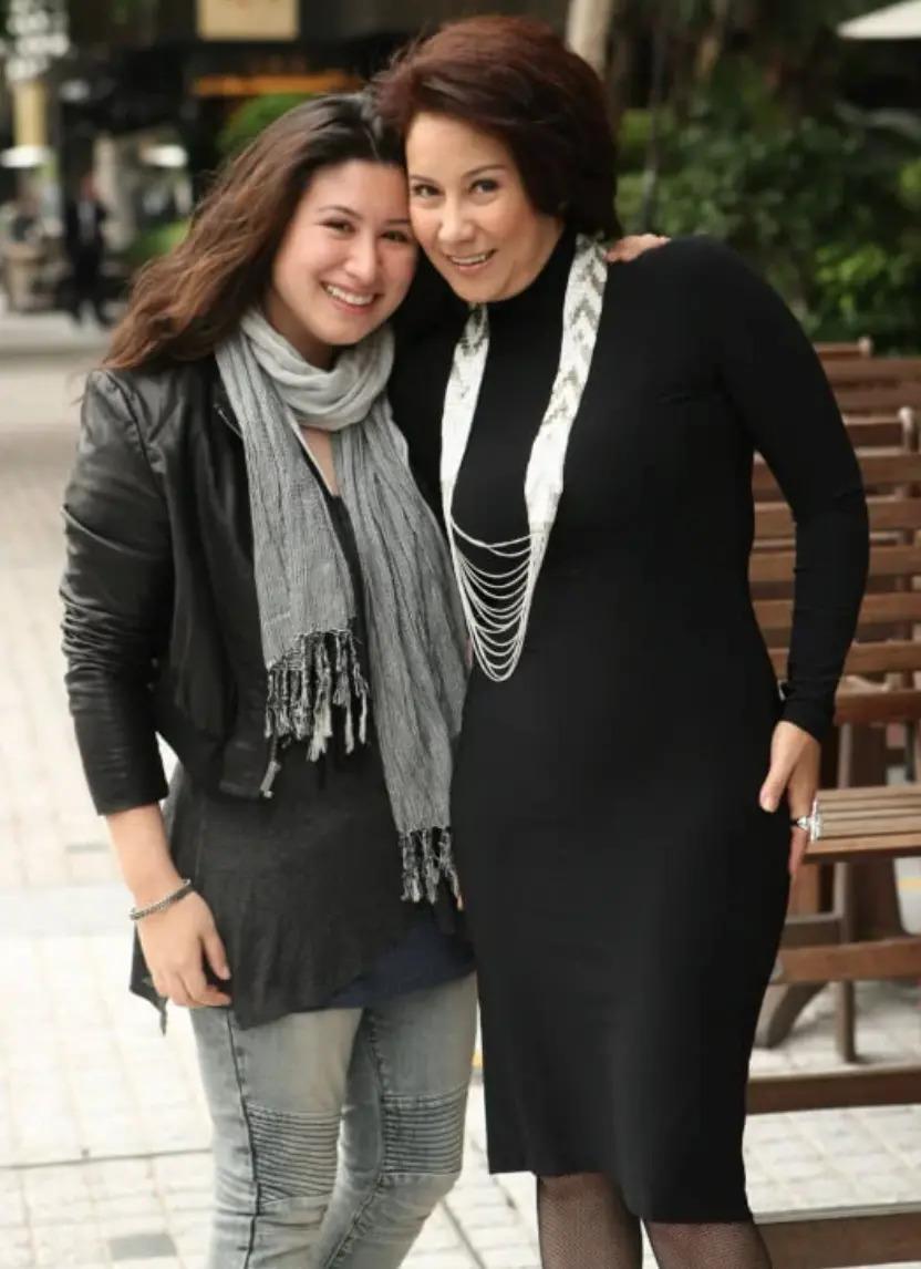 炮轰《好声音》、巨星丈夫死后四年生女，歌后甄妮的离奇人生