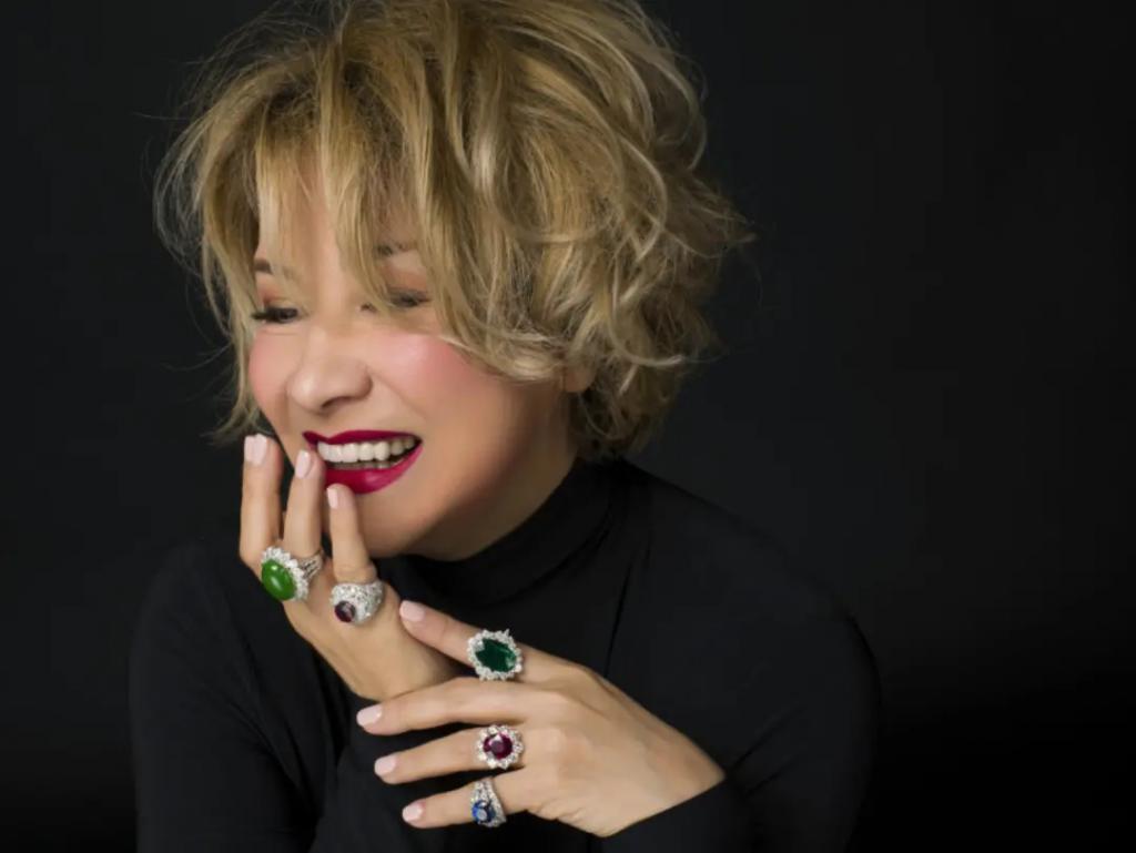 炮轰《好声音》、巨星丈夫死后四年生女，歌后甄妮的离奇人生