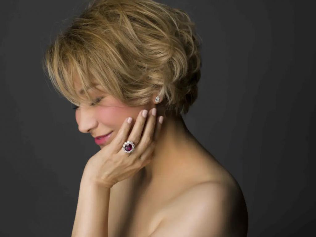 炮轰《好声音》、巨星丈夫死后四年生女，歌后甄妮的离奇人生