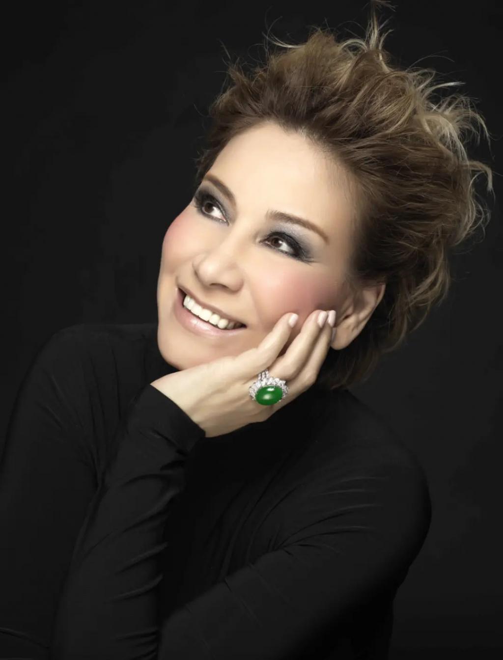 炮轰《好声音》、巨星丈夫死后四年生女，歌后甄妮的离奇人生