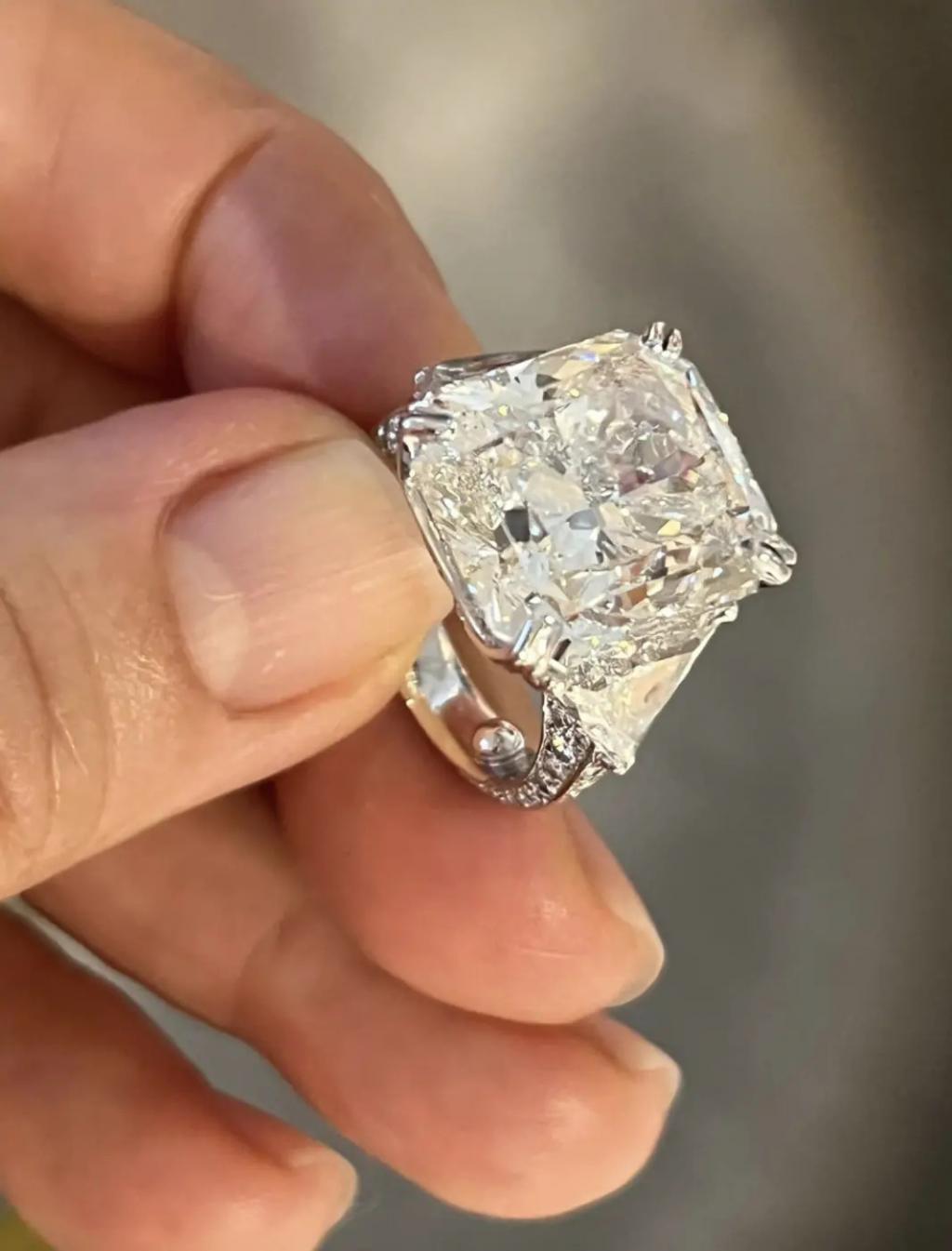 炮轰《好声音》、巨星丈夫死后四年生女，歌后甄妮的离奇人生