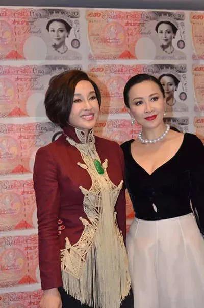 炮轰《好声音》、巨星丈夫死后四年生女，歌后甄妮的离奇人生