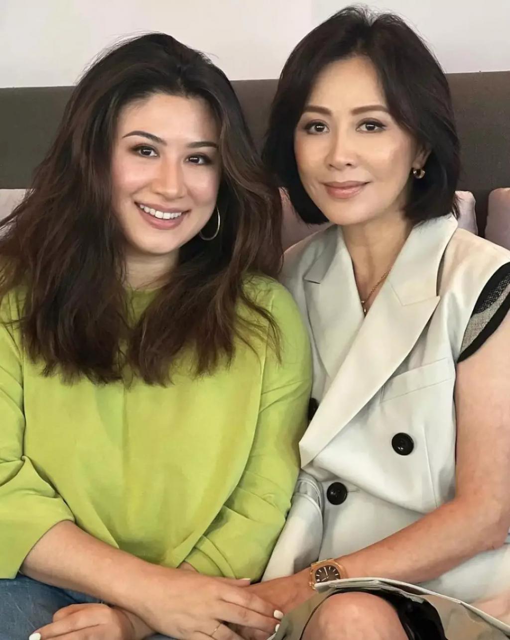 炮轰《好声音》、巨星丈夫死后四年生女，歌后甄妮的离奇人生