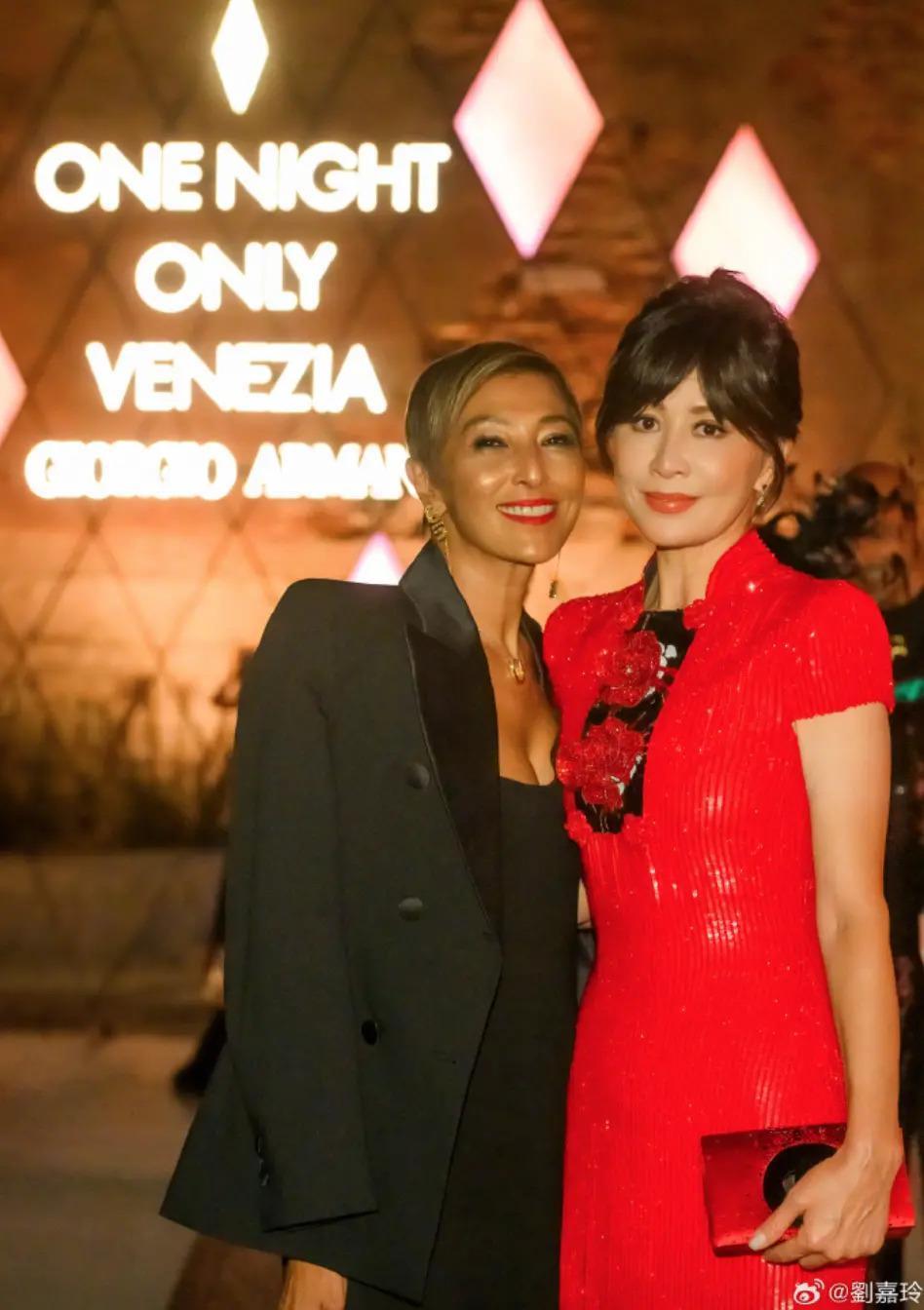 炮轰《好声音》、巨星丈夫死后四年生女，歌后甄妮的离奇人生