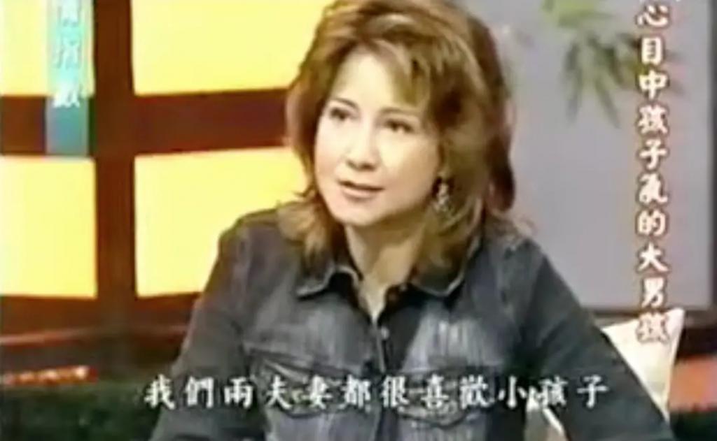 炮轰《好声音》、巨星丈夫死后四年生女，歌后甄妮的离奇人生