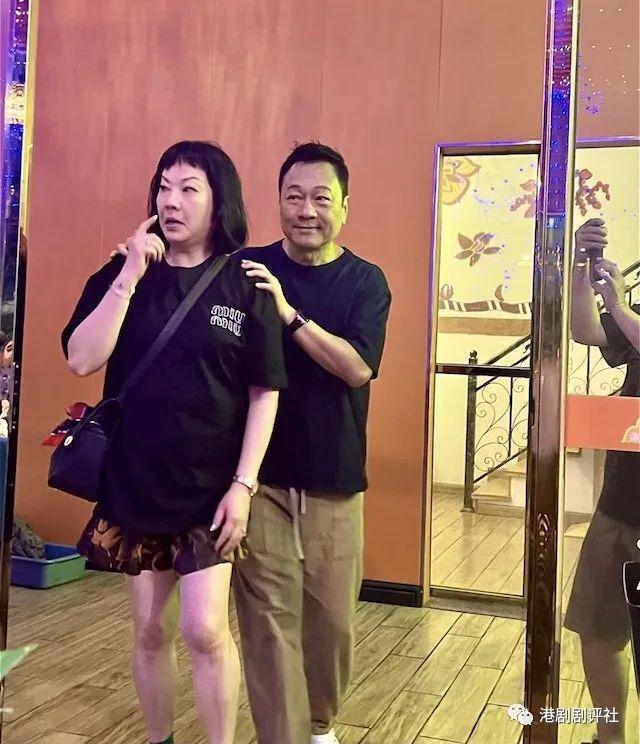 TVB视帝与太太现身内地，女方惊现幸福肥结婚25年仍恩爱