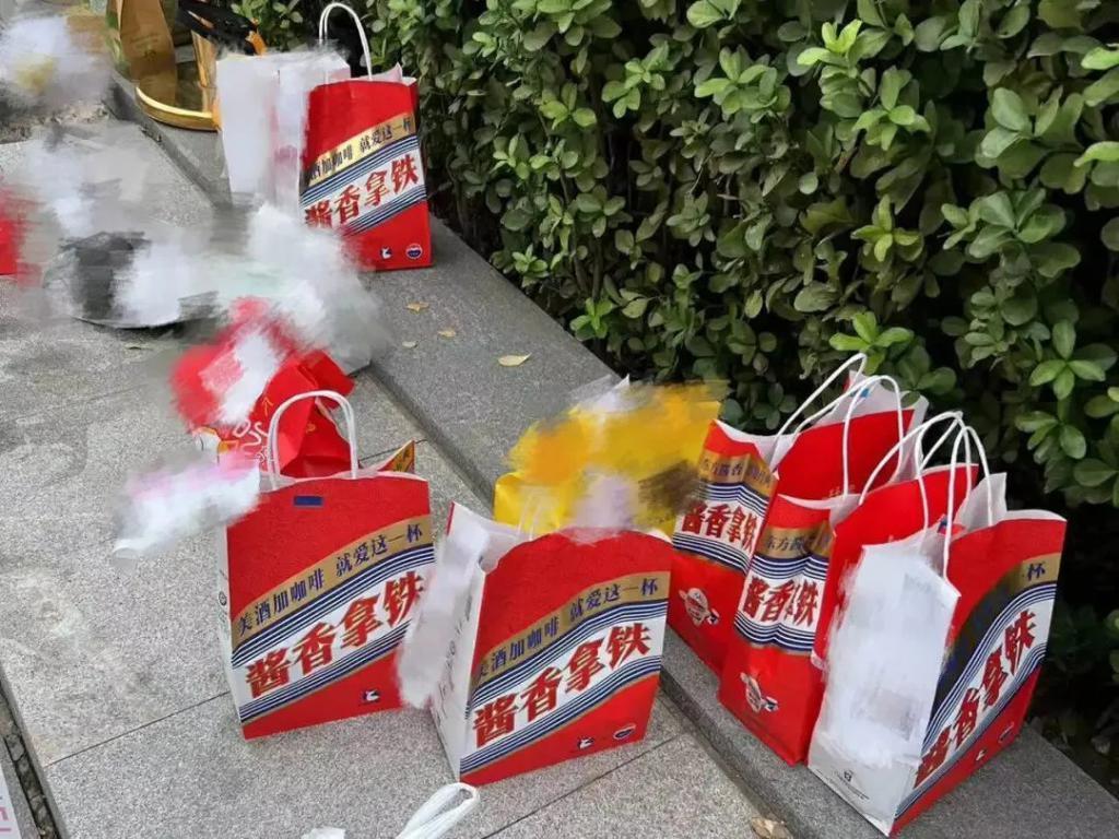 瑞幸“联姻”茅台，谁蹭谁？