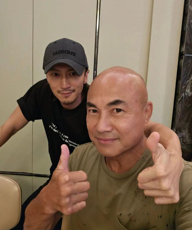 谢贤与儿子谢霆锋同框，父子俩同款笑容画面温馨