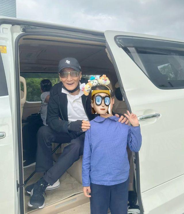 谢贤与儿子谢霆锋同框，父子俩同款笑容画面温馨