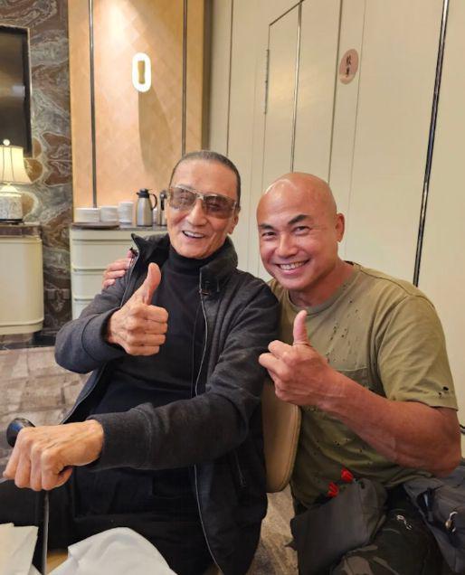 谢贤与儿子谢霆锋同框，父子俩同款笑容画面温馨