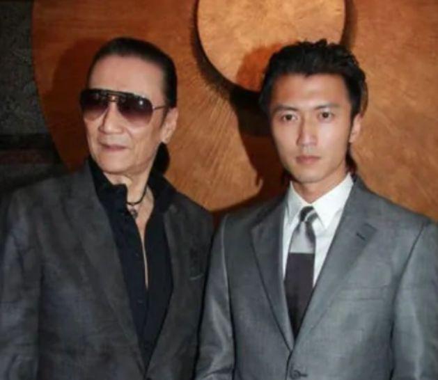 谢贤与儿子谢霆锋同框，父子俩同款笑容画面温馨