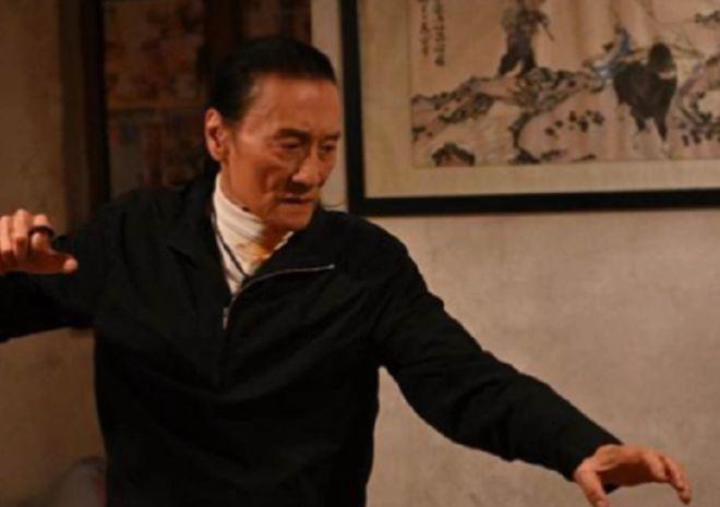 谢贤与儿子谢霆锋同框，父子俩同款笑容画面温馨