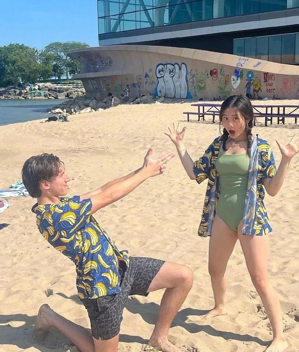 继黄多多穿泳衣被骂后，终于轮到贾静雯的女儿了……