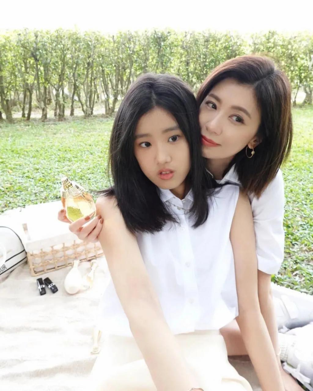 继黄多多穿泳衣被骂后，终于轮到贾静雯的女儿了……