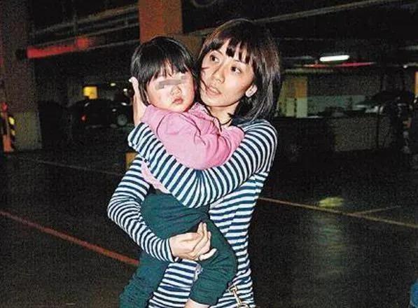 继黄多多穿泳衣被骂后，终于轮到贾静雯的女儿了……