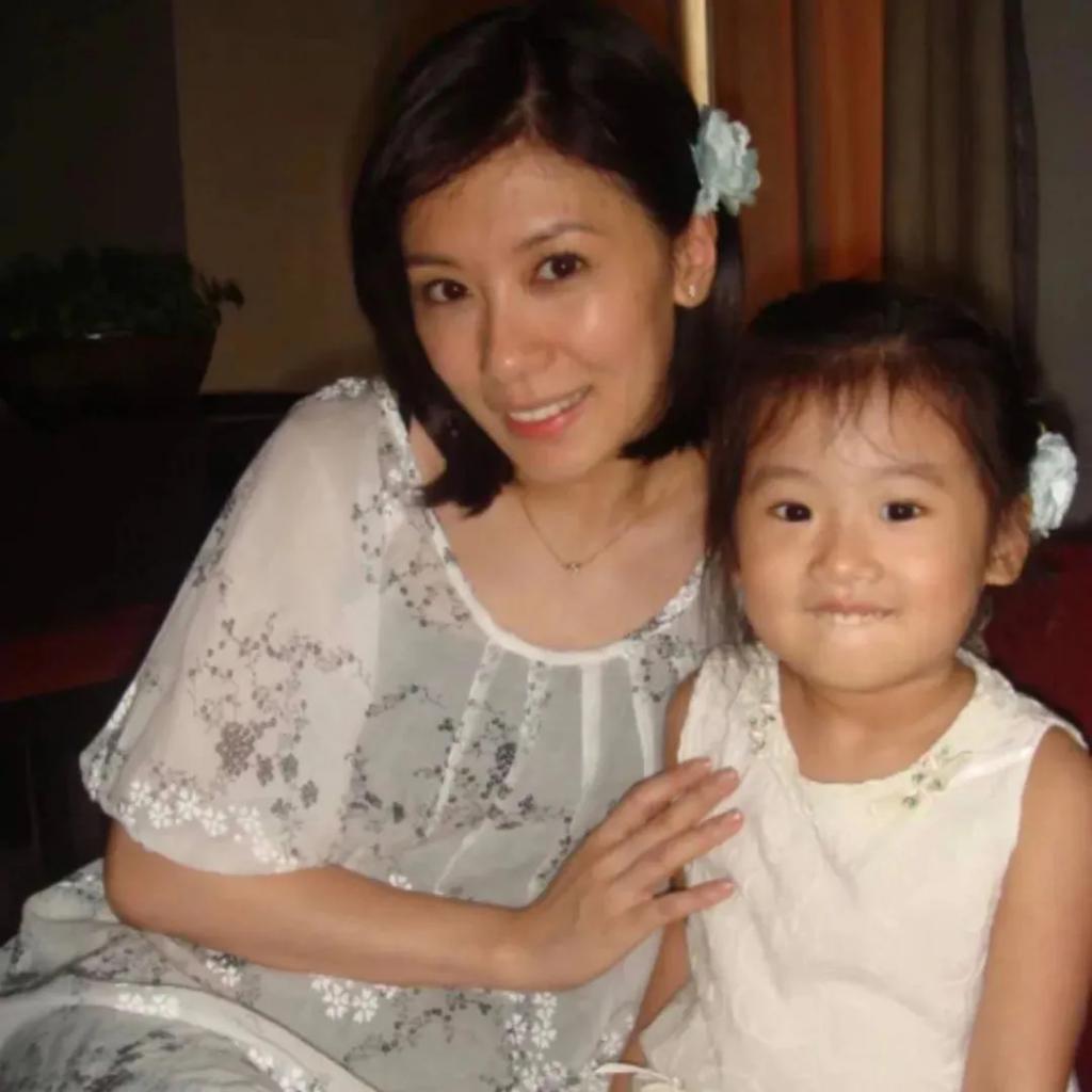 继黄多多穿泳衣被骂后，终于轮到贾静雯的女儿了……