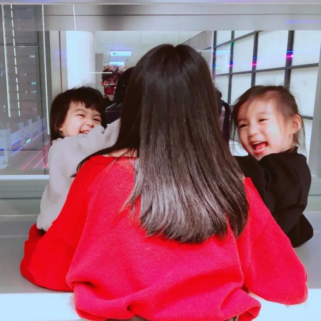 继黄多多穿泳衣被骂后，终于轮到贾静雯的女儿了……