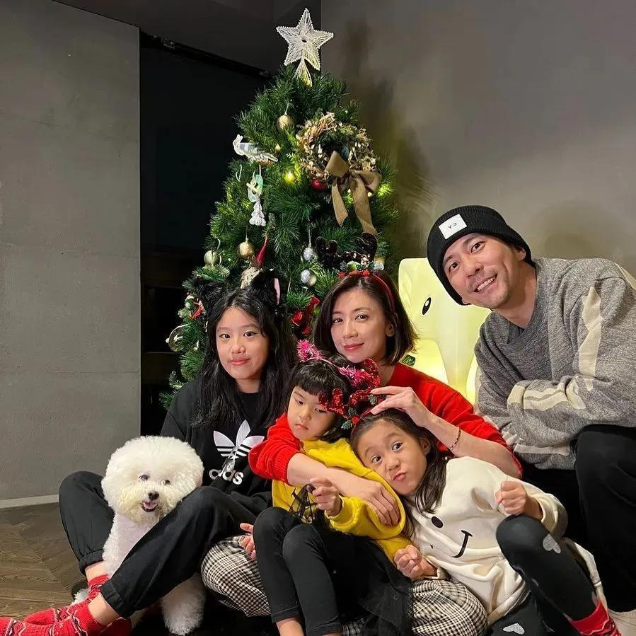 继黄多多穿泳衣被骂后，终于轮到贾静雯的女儿了……