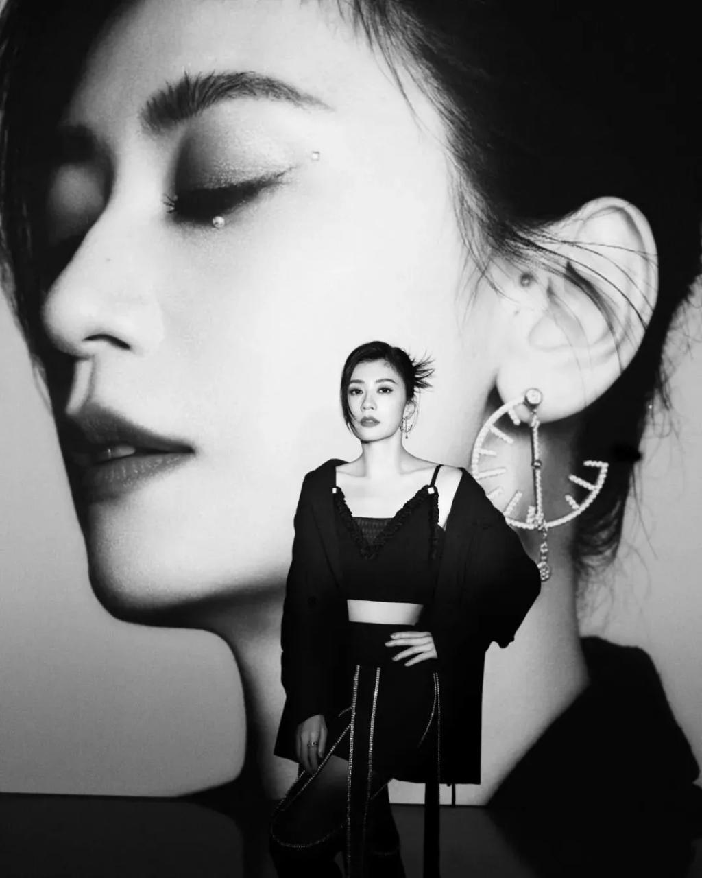 继黄多多穿泳衣被骂后，终于轮到贾静雯的女儿了……