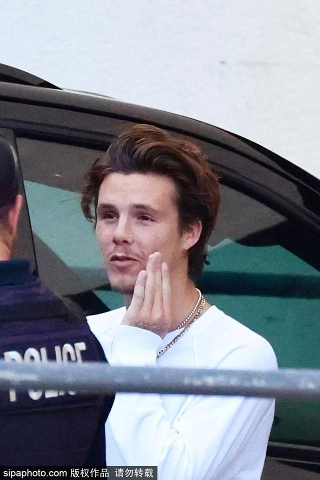 贝克汉姆小儿子科鲁兹穿白T出街 颜值神似大哥布鲁克林