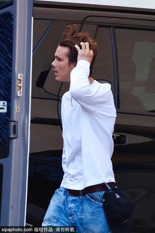 贝克汉姆小儿子科鲁兹穿白T出街 颜值神似大哥布鲁克林