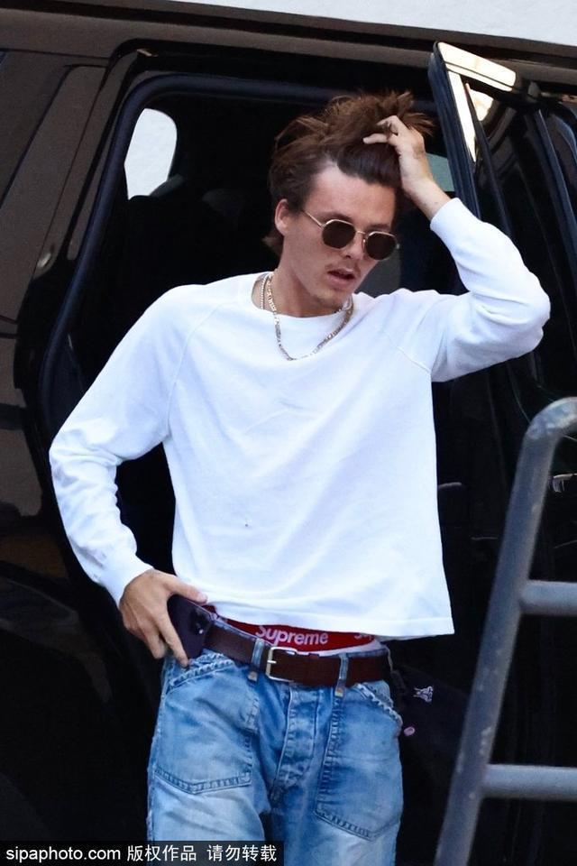 贝克汉姆小儿子科鲁兹穿白T出街 颜值神似大哥布鲁克林