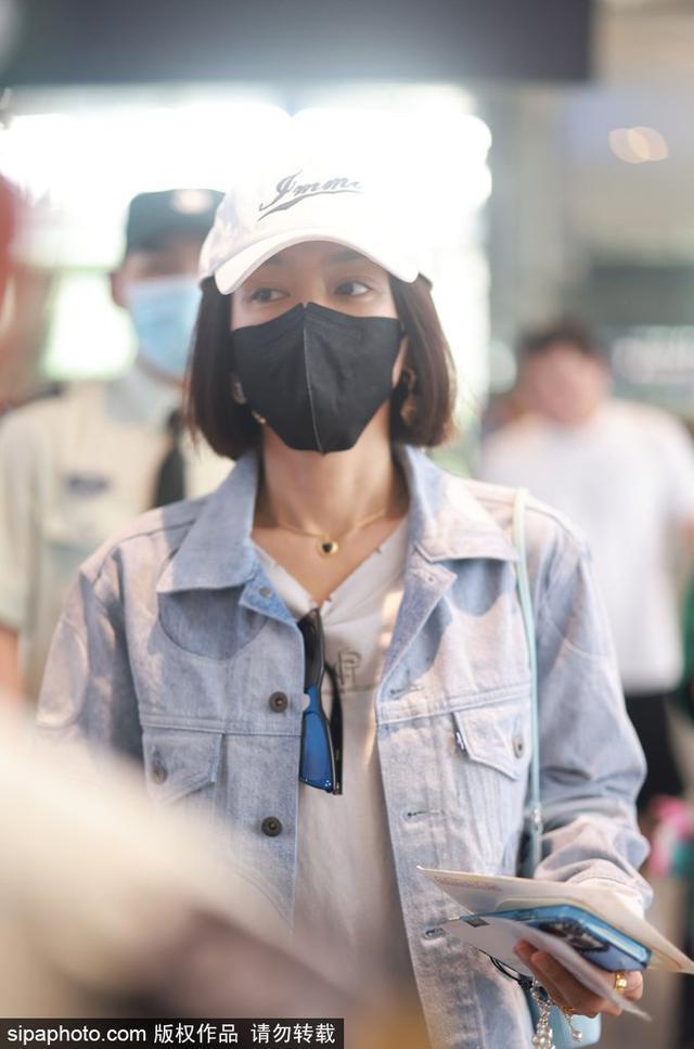 秦岚穿白色T恤裙搭配牛仔夹克现身机场清新似少女