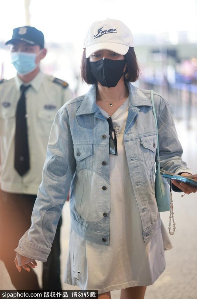 秦岚穿白色T恤裙搭配牛仔夹克现身机场清新似少女