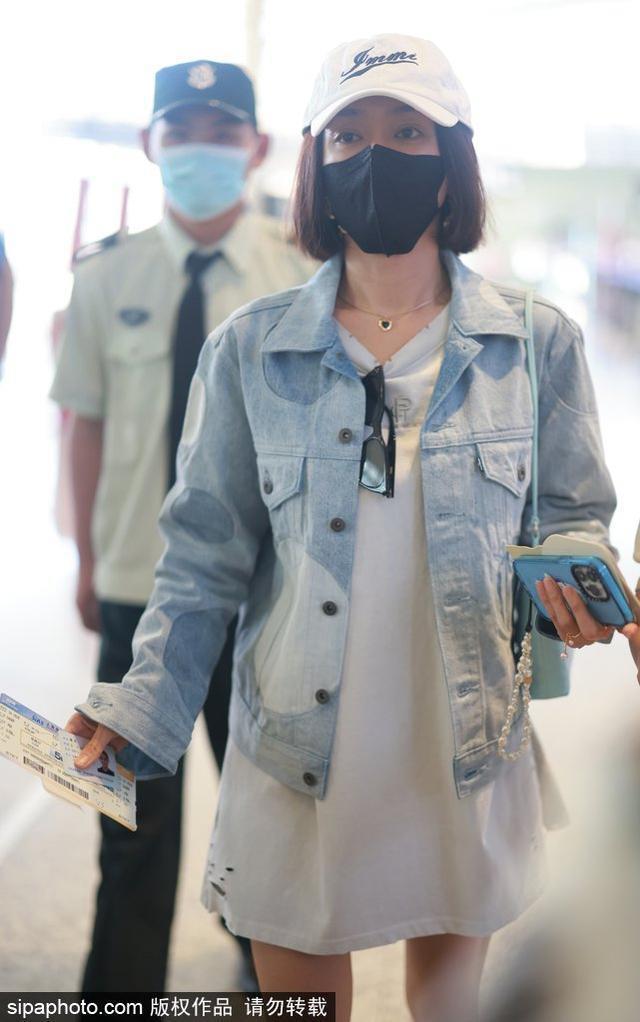 秦岚穿白色T恤裙搭配牛仔夹克现身机场清新似少女