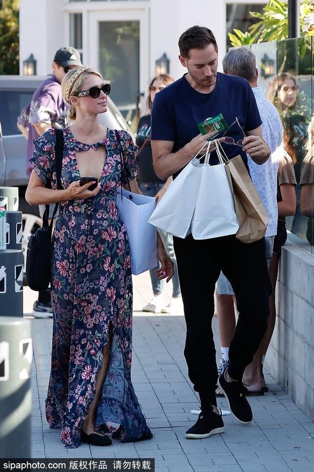 帕里斯希尔顿穿深V印花长裙与丈夫同框出街满满慵懒感