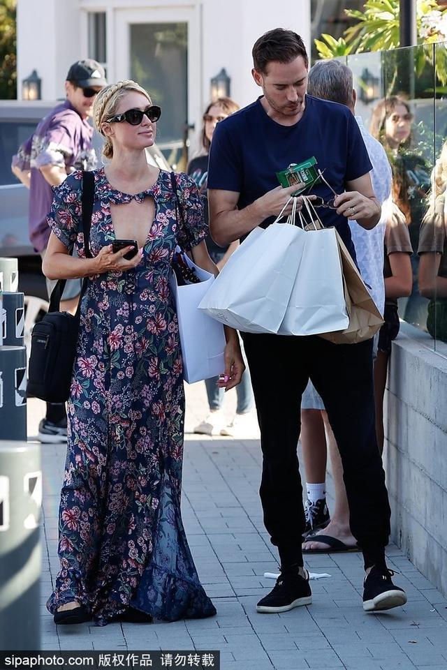 帕里斯希尔顿穿深V印花长裙与丈夫同框出街满满慵懒感