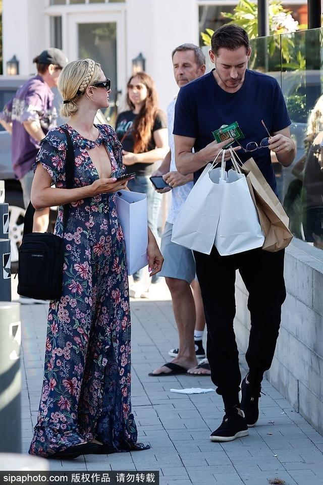 帕里斯希尔顿穿深V印花长裙与丈夫同框出街满满慵懒感