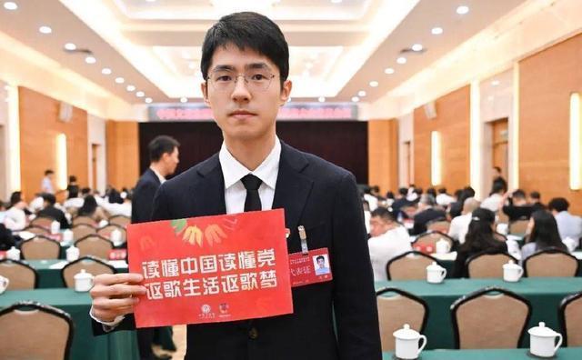 陈晓佟丽娅等参加文艺志愿者大会 为文艺志愿精神点赞