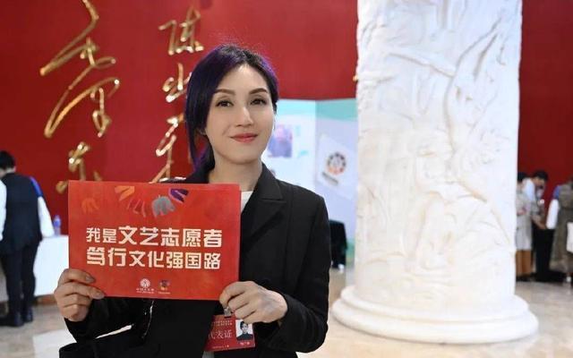 陈晓佟丽娅等参加文艺志愿者大会 为文艺志愿精神点赞