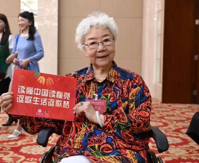 陈晓佟丽娅等参加文艺志愿者大会 为文艺志愿精神点赞