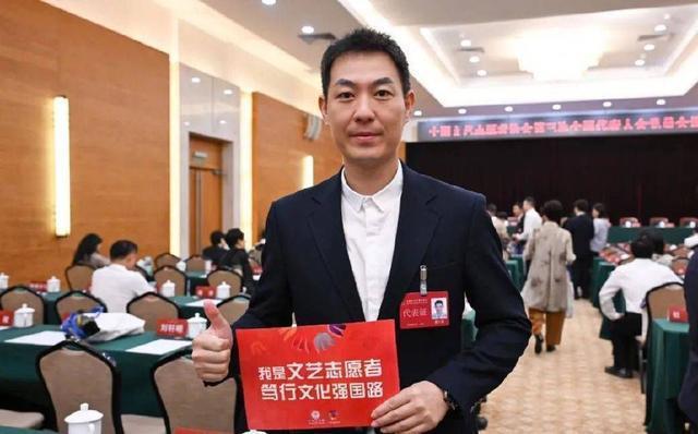 陈晓佟丽娅等参加文艺志愿者大会 为文艺志愿精神点赞