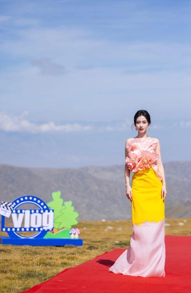 Angelababy穿粉色高定美如画 草原走红毯自信大方