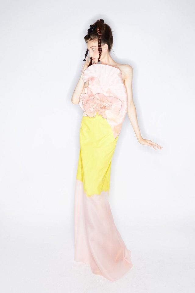 Angelababy穿粉色高定美如画 草原走红毯自信大方