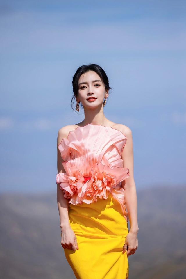 Angelababy穿粉色高定美如画 草原走红毯自信大方